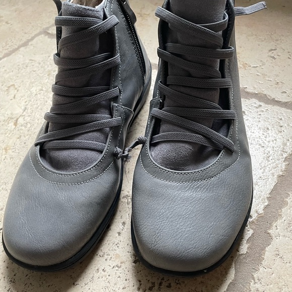 Grey leather zip up boots - Picture 2 of 4
